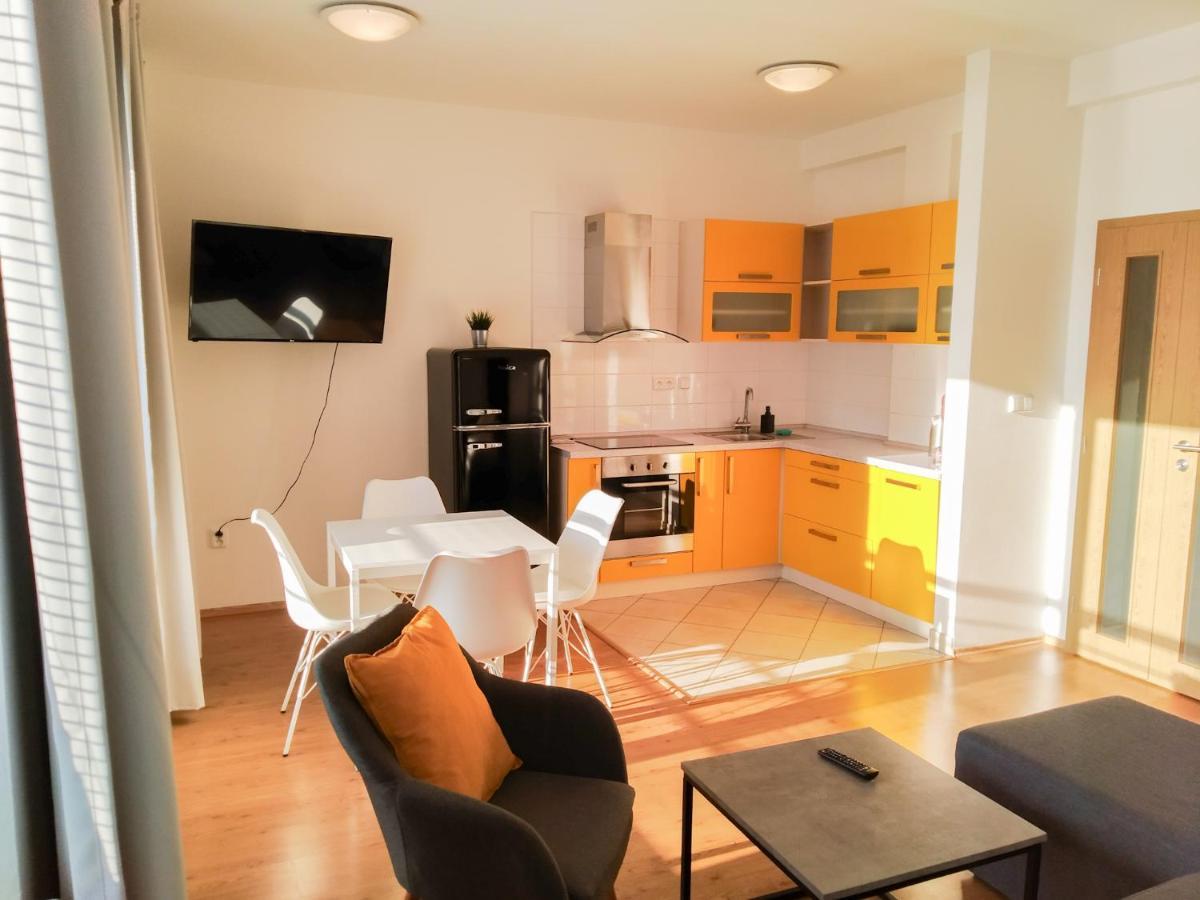 Yellow Apartment Ostrava Extérieur photo